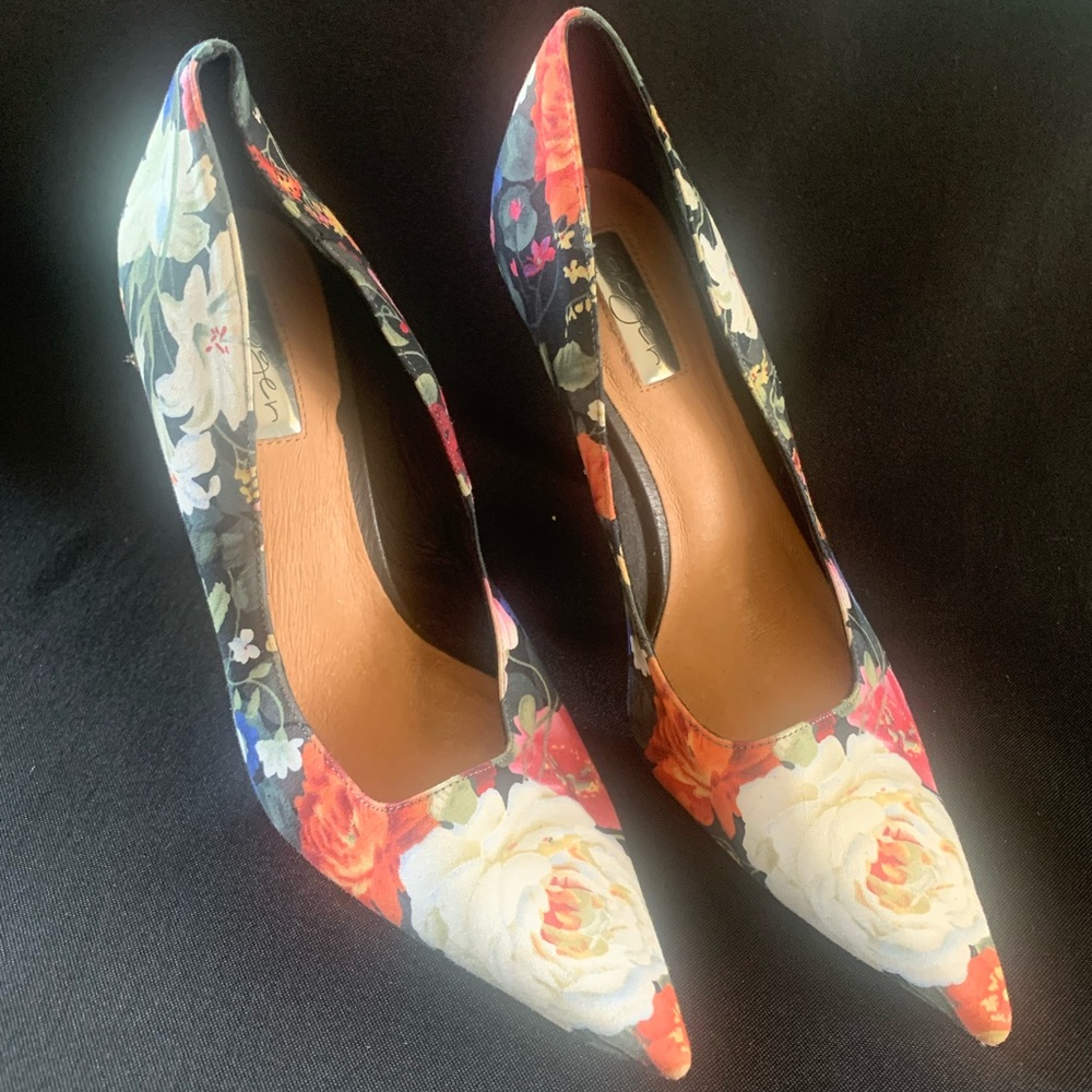 Halogen pointy toe pumps